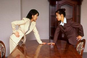 女性も年齢が高い方も安心の工場での勤務